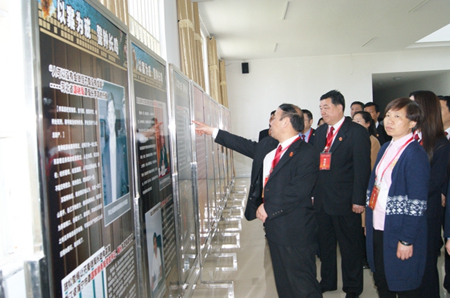 参观廉政警示教育展厅.JPG