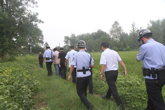 图2.执行干警在乡间寻找被执行人.jpg