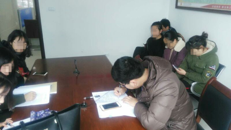 农民工领取工资.jpg 农民工领取工资.jpg
