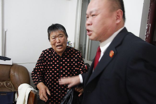 张某母亲感激流泪_副本.jpg 张某母亲感激流泪_副本.jpg